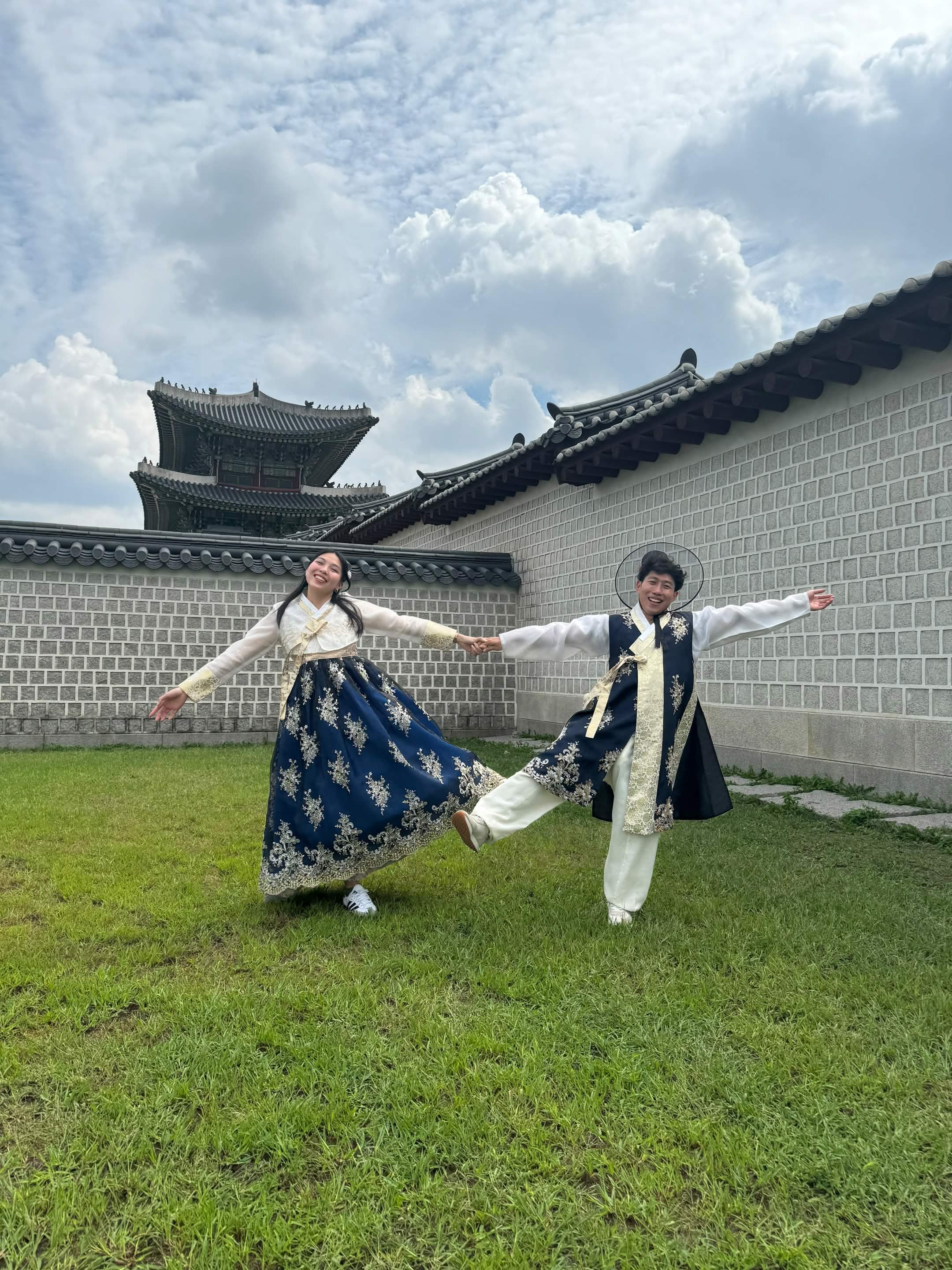 Bailando con hanbok en el palacio