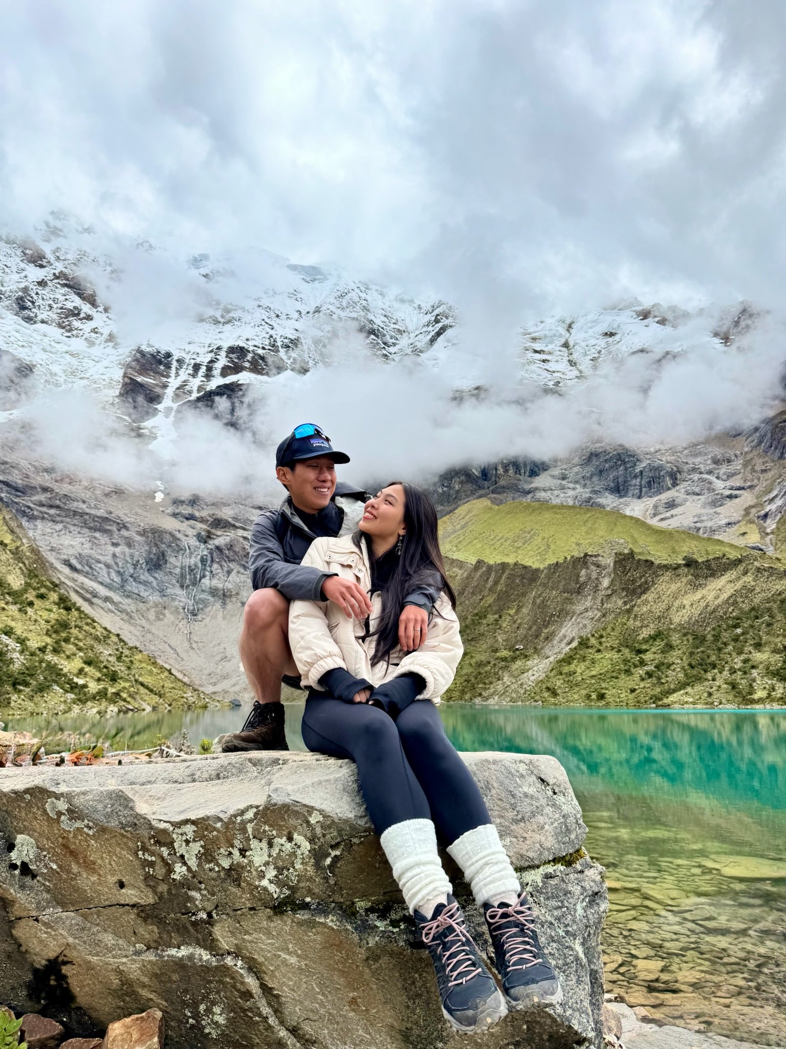 Abrazo frente a la laguna